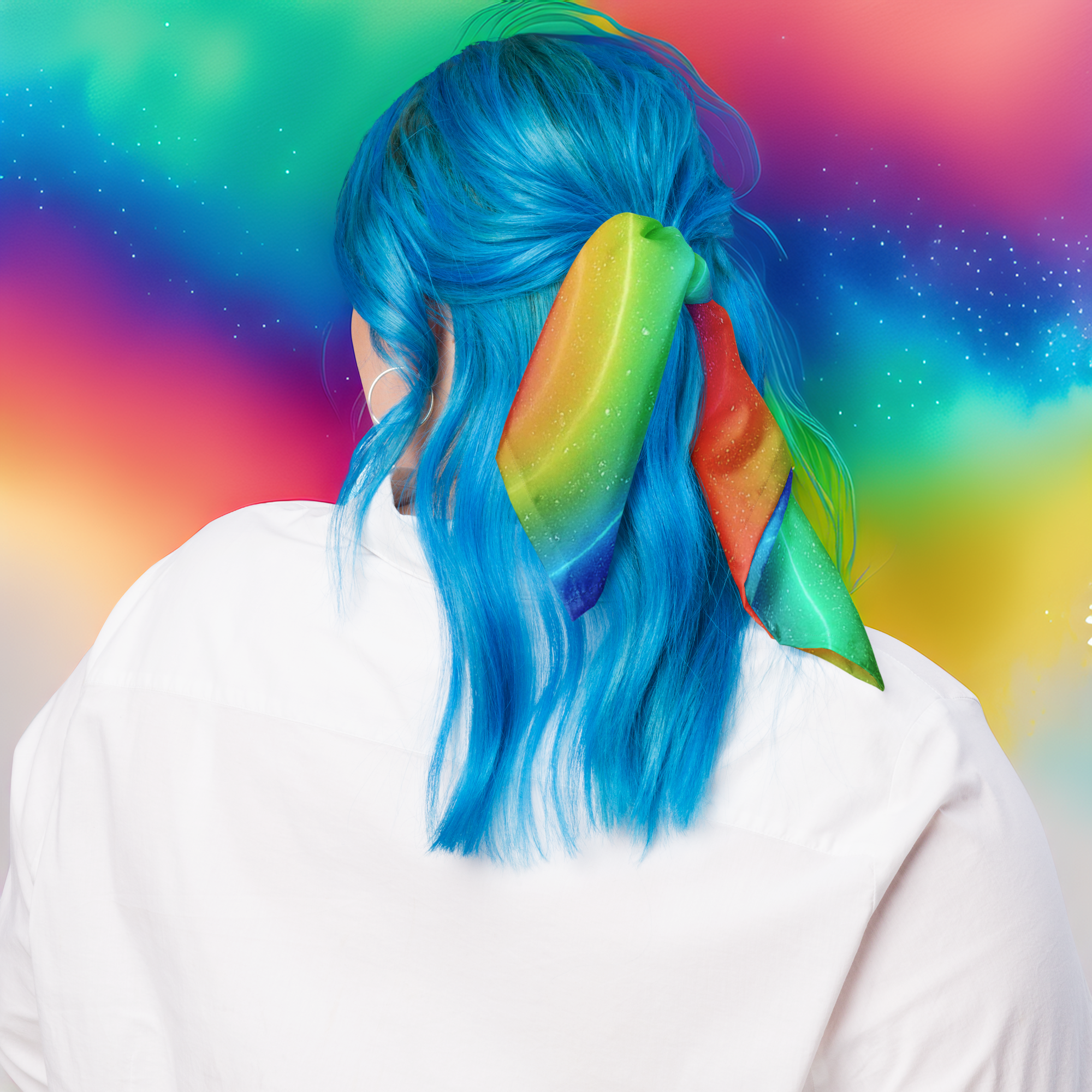 Vue arrière d’une personne aux cheveux bleus portant un bandana arc-en-ciel noué, sur un fond coloré aux dégradés vifs rappelant une aurore boréale.