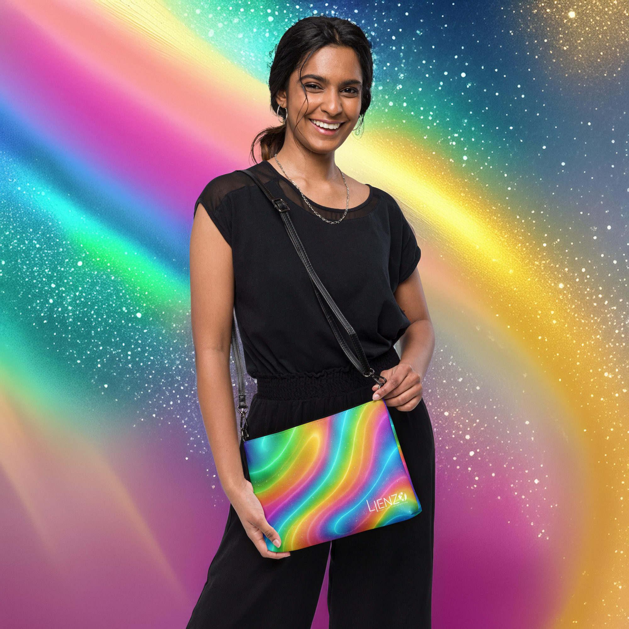 Femme souriante portant un sac bandoulière arc-en-ciel Lienzo devant un fond coloré étincelant.