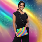 Femme souriante portant un sac bandoulière arc-en-ciel Lienzo devant un fond coloré étincelant.